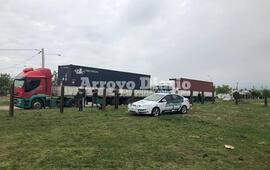 Sobre autopista. Otro cami&oacute;n interceptado sobre la traza Buenos Aires - Rosario.