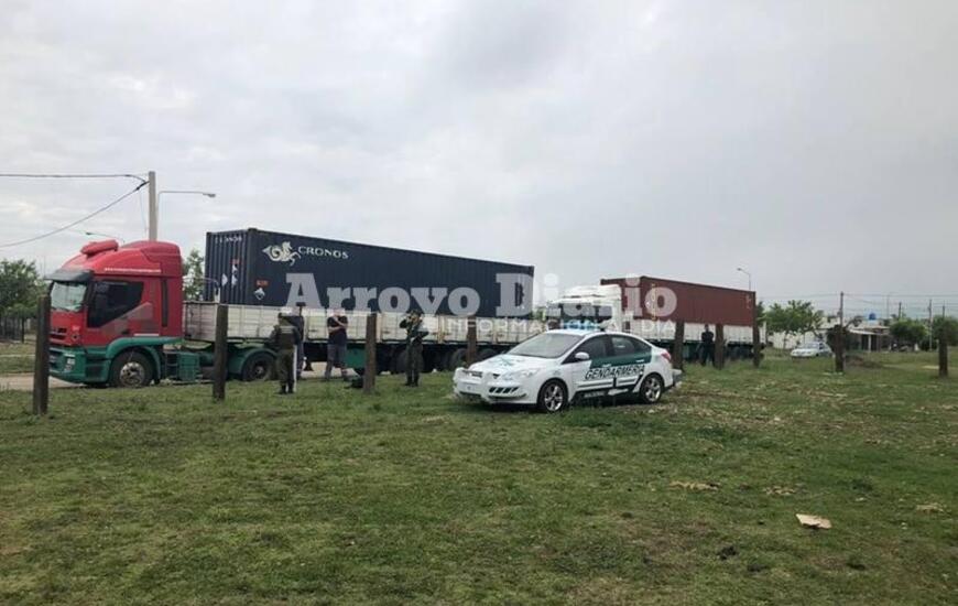 Sobre autopista. Otro cami&oacute;n interceptado sobre la traza Buenos Aires - Rosario.