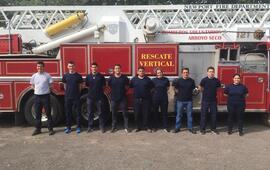 Junto al Sargento Paladini. El grupo de jóvenes que aspiran a formar parte del Cuerpo Activo de la Asociación de Bomberos Voluntarios de Arroyo Seco.