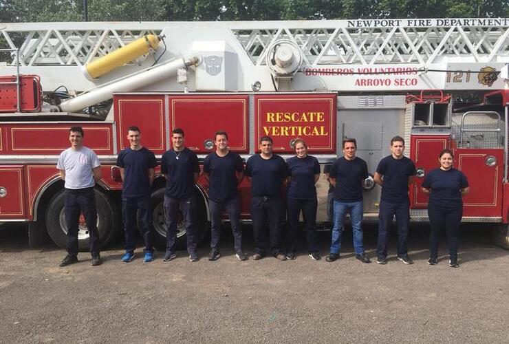 Junto al Sargento Paladini. El grupo de jóvenes que aspiran a formar parte del Cuerpo Activo de la Asociación de Bomberos Voluntarios de Arroyo Seco.