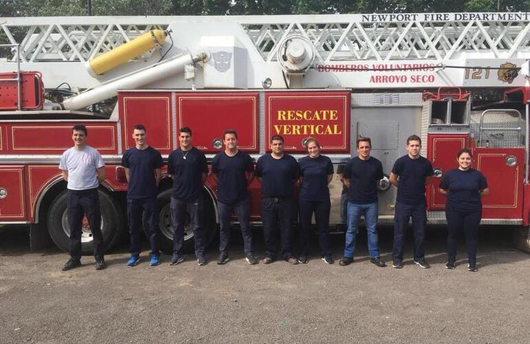 Junto al Sargento Paladini. El grupo de jóvenes que aspiran a formar parte del Cuerpo Activo de la Asociación de Bomberos Voluntarios de Arroyo Seco.