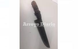 El dato. Seg&uacute;n informaci&oacute;n policial, el hombre se hab&iacute;a "auto lesionado" provoc&aacute;ndose cortes y heridas con este cuchillo.