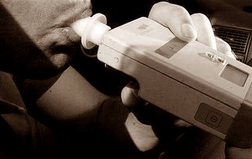 Despu&eacute;s de perseguirlo, lograron detenerlo, le hicieron el test de alcoholemia y le dio positivo. Foto: Imagen Ilustrativa