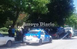 Frente a la Plaza San Martín. Dos móviles policiales y una unidad de la Dirección de Tránsito estuvieron presentes en el lugar.