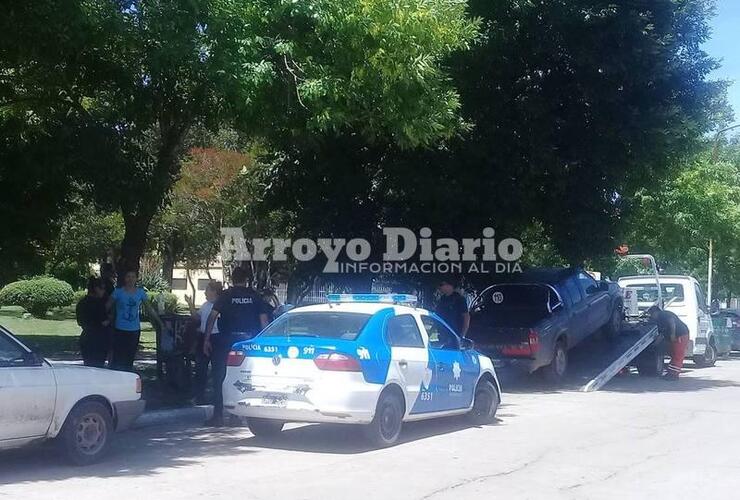 Frente a la Plaza San Martín. Dos móviles policiales y una unidad de la Dirección de Tránsito estuvieron presentes en el lugar.