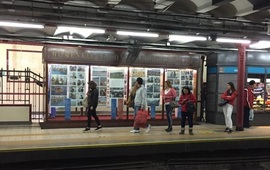 Imagen de Muestra por los 20 a&ntilde;os de �Tiburones del Paran&aacute;�, en la vitrina del Congreso de la Naci&oacute;n en Buenos Aires