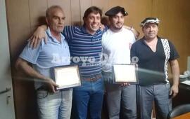 Entrega del reconocimiento a sus conductores.