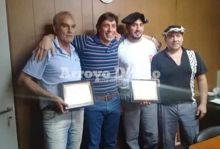 Entrega del reconocimiento a sus conductores.