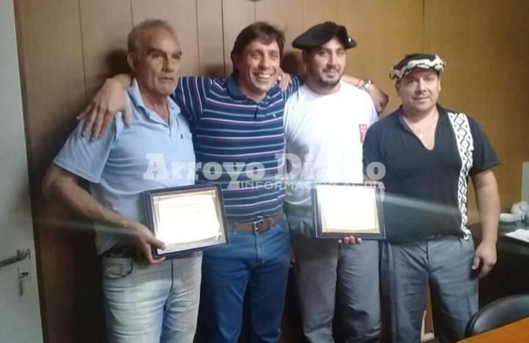 Entrega del reconocimiento a sus conductores.