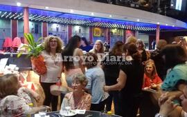 Las chicas sorprendieron a Marisa con un presente en el inicio del evento.