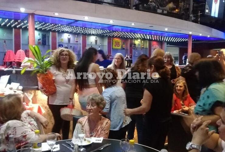 Las chicas sorprendieron a Marisa con un presente en el inicio del evento.