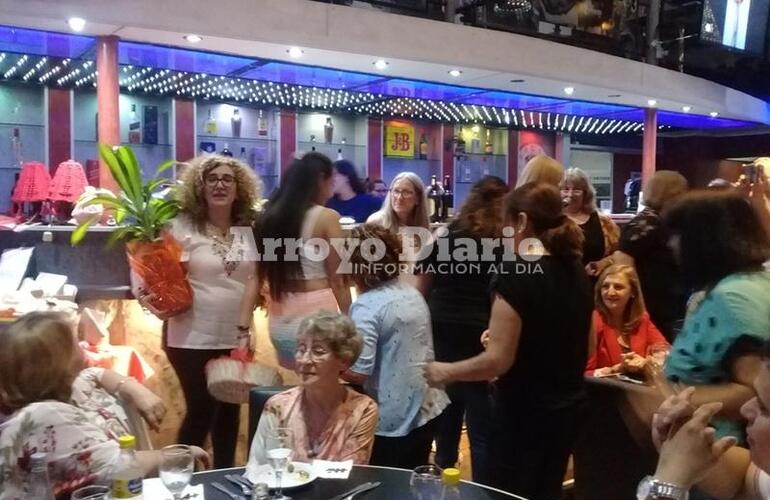 Las chicas sorprendieron a Marisa con un presente en el inicio del evento.