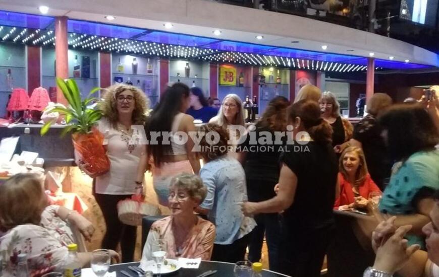 Las chicas sorprendieron a Marisa con un presente en el inicio del evento.