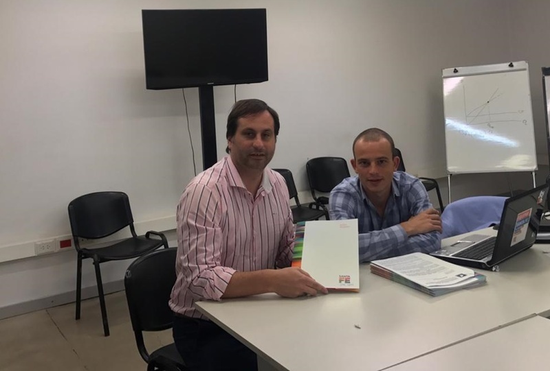 Imagen de Ferri firm&oacute; la adhesi&oacute;n al programa �Ilumin&aacute; tu provincia�