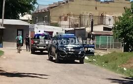 Presencia en el barrio. El movimiento de m&oacute;viles llam&oacute; la atenci&oacute;n de los vecinos.
