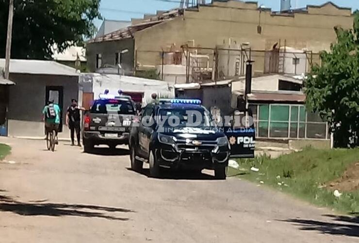 Presencia en el barrio. El movimiento de móviles llamó la atención de los vecinos.