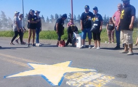 Miriam y Gustavo, padres de Mauro frente a la estrella amarilla que se pint&oacute; junto al nombre de su hijo.