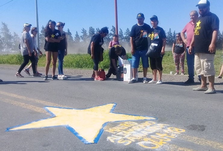 Miriam y Gustavo, padres de Mauro frente a la estrella amarilla que se pintó junto al nombre de su hijo.