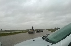 Imagen de Camino a Playa Mansa: Autos varados y la angustia de vecinos