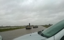Imagen de Camino a Playa Mansa: Autos varados y la angustia de vecinos