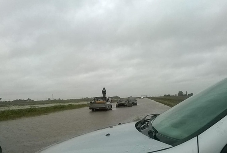 Imagen de Camino a Playa Mansa: Autos varados y la angustia de vecinos