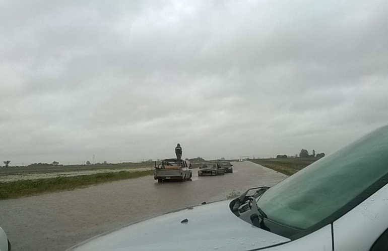 Imagen de Camino a Playa Mansa: Autos varados y la angustia de vecinos