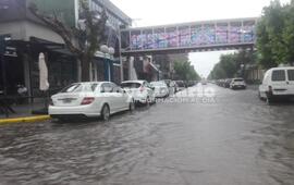 Una de las tantas imágenes de hoy. A pesar de todo, el agua drenó rápidamente en las calles del centro.