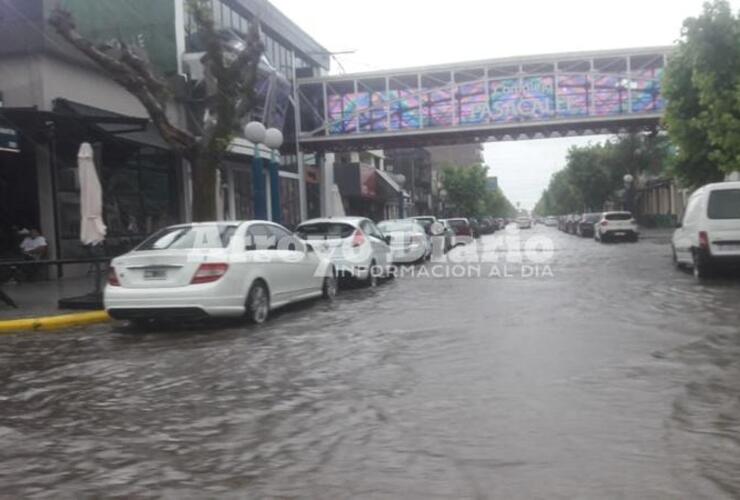 Una de las tantas imágenes de hoy. A pesar de todo, el agua drenó rápidamente en las calles del centro.