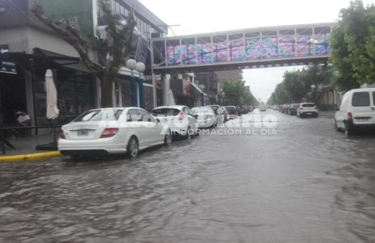 Una de las tantas imágenes de hoy. A pesar de todo, el agua drenó rápidamente en las calles del centro.