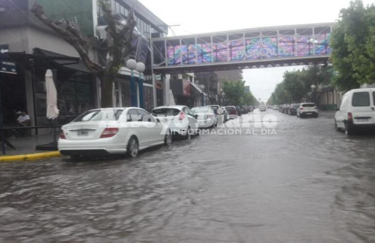 Una de las tantas imágenes de hoy. A pesar de todo, el agua drenó rápidamente en las calles del centro. Una de las tantas imágenes de hoy. A pesar de todo, el agua drenó rápidamente en las calles del centro.