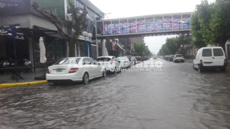 Una de las tantas im&aacute;genes de hoy. A pesar de todo, el agua dren&oacute; r&aacute;pidamente en las calles del centro.