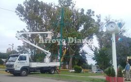 Imagen de La municipalidad ya comenzó a trabajar en el árbol de navidad