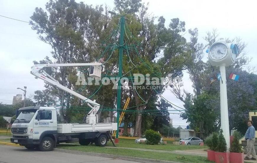 Imagen de La municipalidad ya comenz&oacute; a trabajar en el &aacute;rbol de navidad