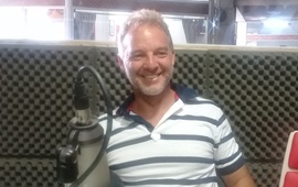 En la radio. El Dr. Damián Cavallero en los estudios de 106.9