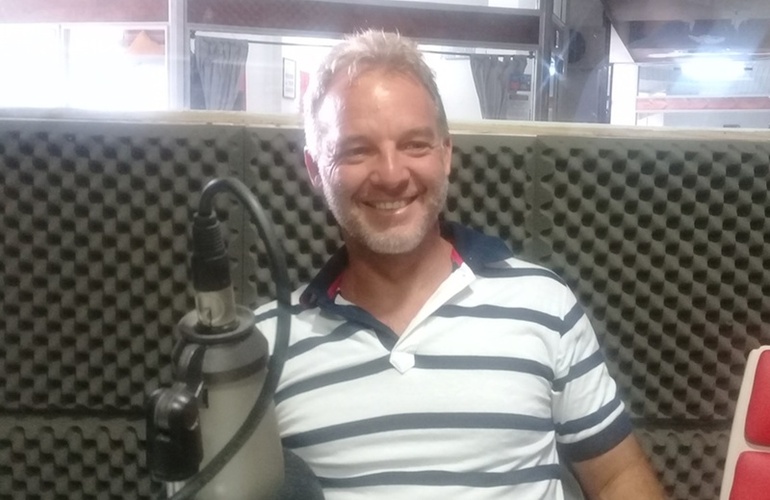 En la radio. El Dr. Dami&aacute;n Cavallero en los estudios de 106.9