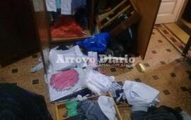 Durante el robo. Los ladrones dejaron un gran desorden en la casa del m&eacute;dico.