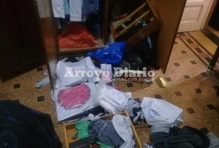 Durante el robo. Los ladrones dejaron un gran desorden en la casa del médico.