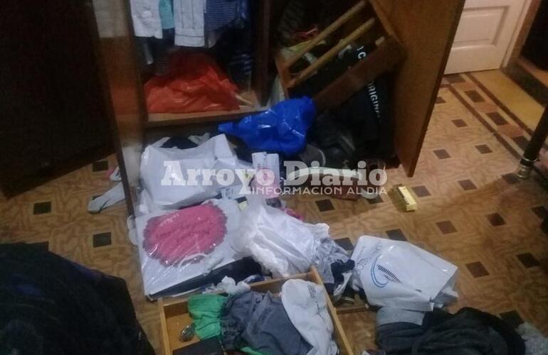 Durante el robo. Los ladrones dejaron un gran desorden en la casa del médico.