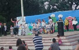 Niños y familiares colmaron la plaza pública.