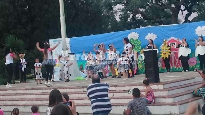Ni&ntilde;os y familiares colmaron la plaza p&uacute;blica.