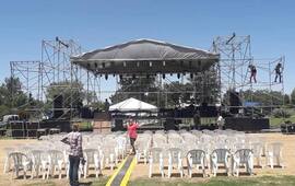 Preparativos a pleno. A partir de las 17:30 la gran fiesta en Pueblo Esther. Foto: Comuna