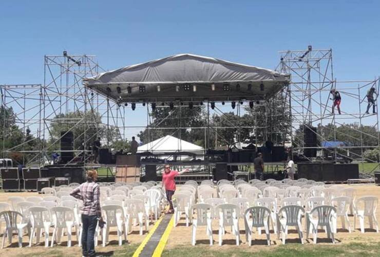 Preparativos a pleno. A partir de las 17:30 la gran fiesta en Pueblo Esther. Foto: Comuna