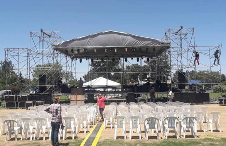 Preparativos a pleno. A partir de las 17:30 la gran fiesta en Pueblo Esther. Foto: Comuna