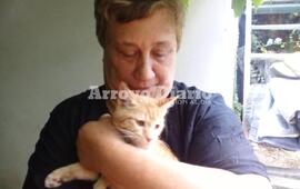 Graciela y su mascota tras ser rescatada por los bomberos.