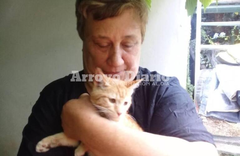 Graciela y su mascota tras ser rescatada por los bomberos.