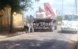 La señora hizo piquete y los obreros tuvieron que retirarse.