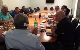 Fernando Forgione junto a representantes del Centro Comercial de Arroyo Seco.