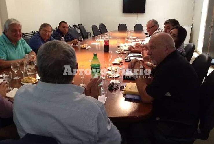 Fernando Forgione junto a representantes del Centro Comercial de Arroyo Seco.