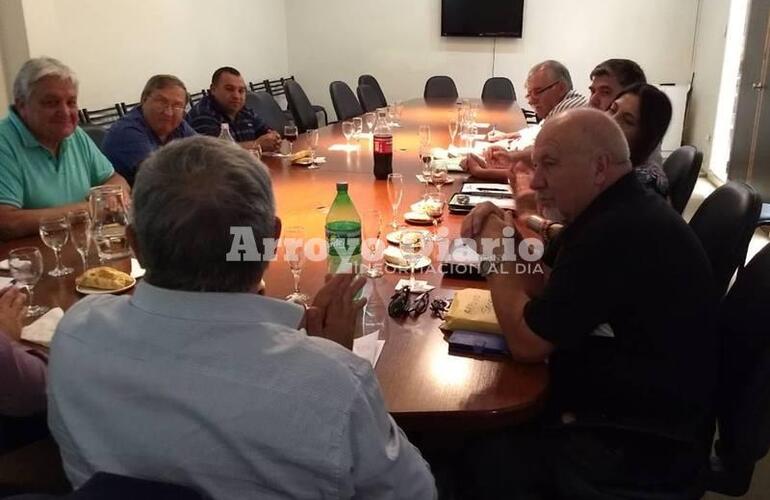 Fernando Forgione junto a representantes del Centro Comercial de Arroyo Seco.