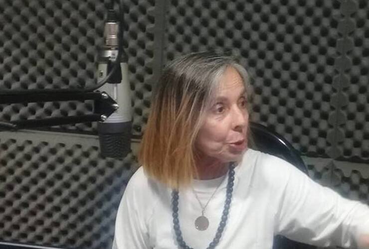 Susana Cianfagna de la Subdelegacion AMSAFE Arroyo Seco en los estudios de Radio Extremo 106.9